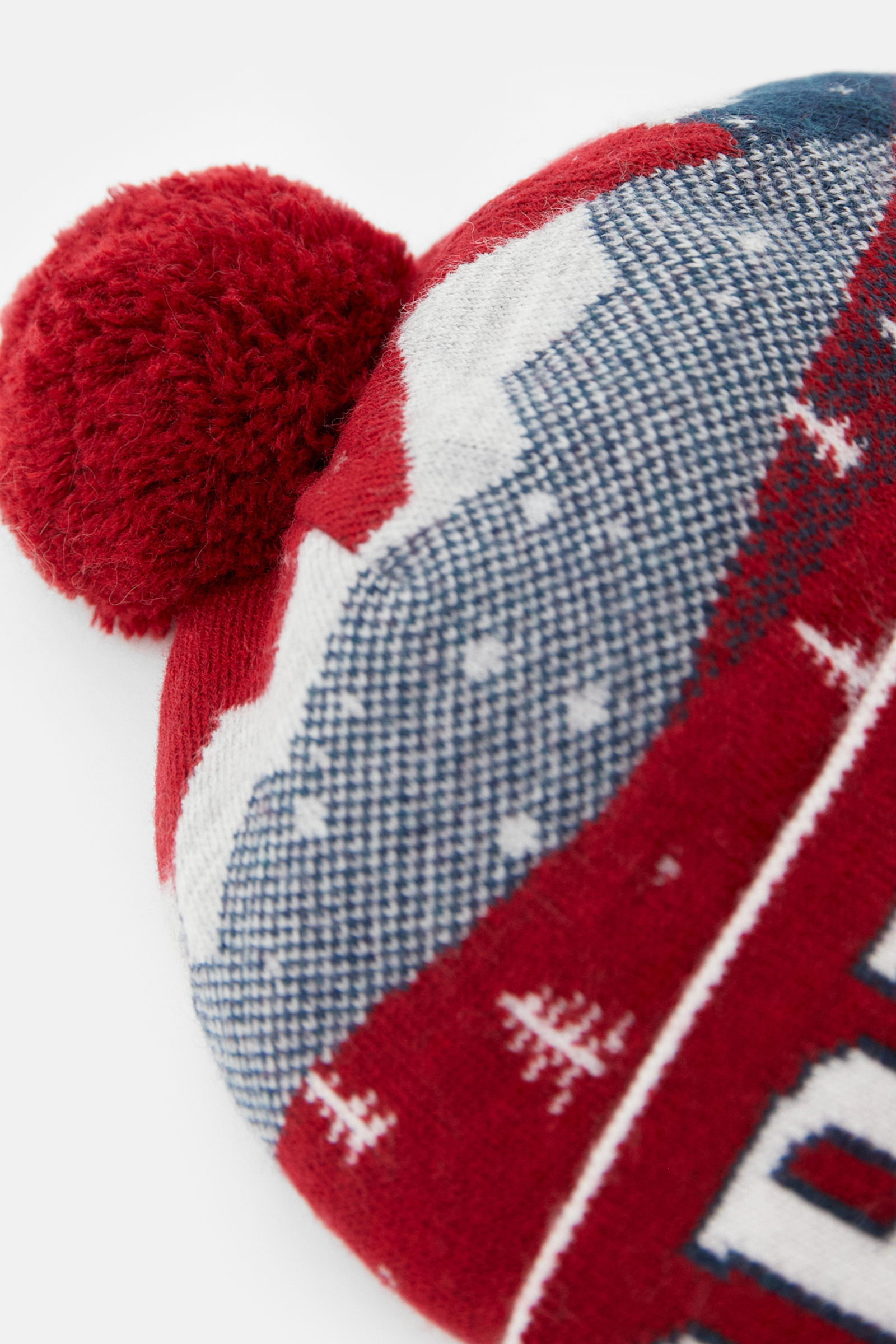 Шапка с жаккардовым узором и помпоном