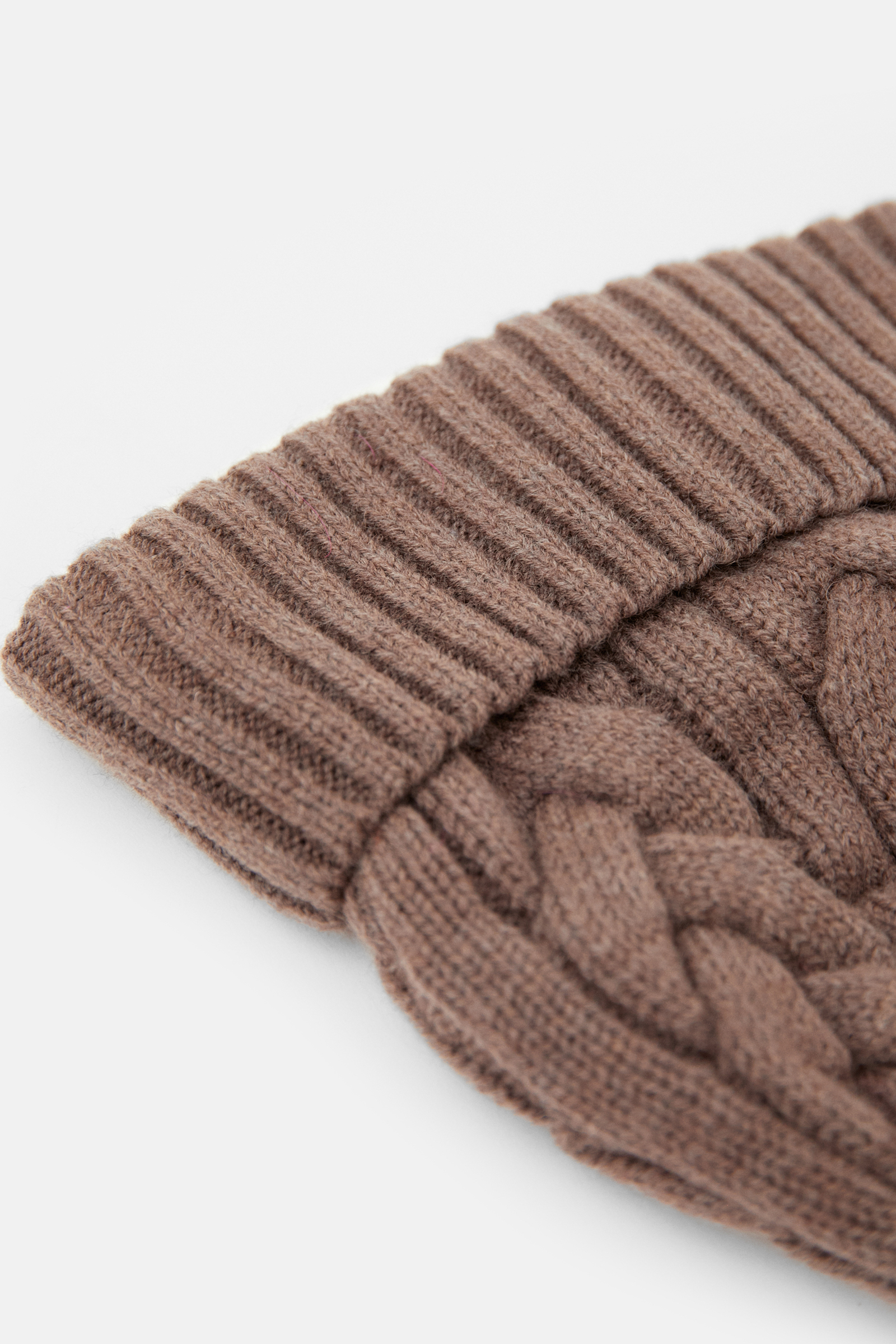 Шапка с рельефным узором с добавлением шерсти