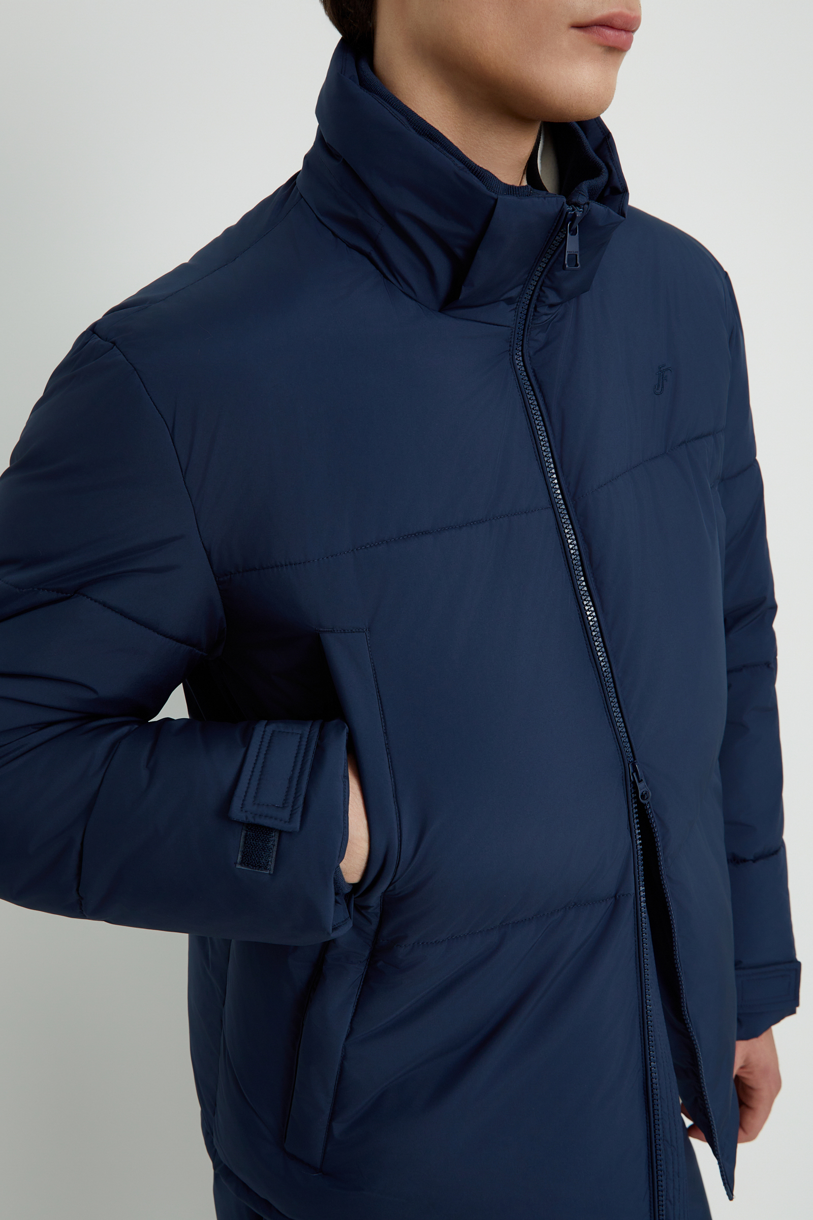 Утепленная куртка со съемным капюшоном