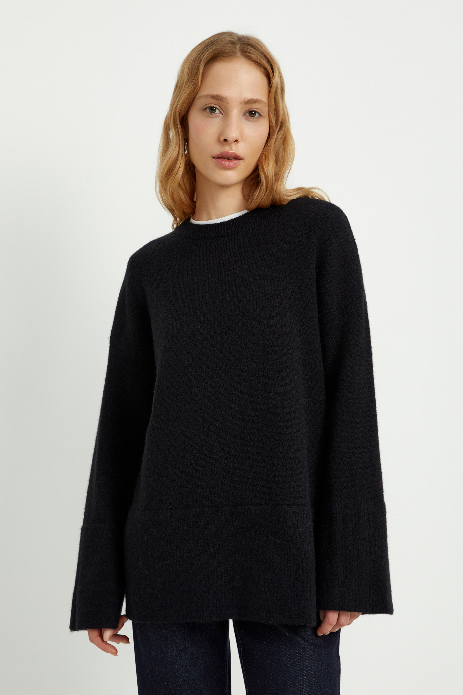 Джемпер свободного силуэта с широкими рукавами 1990₽