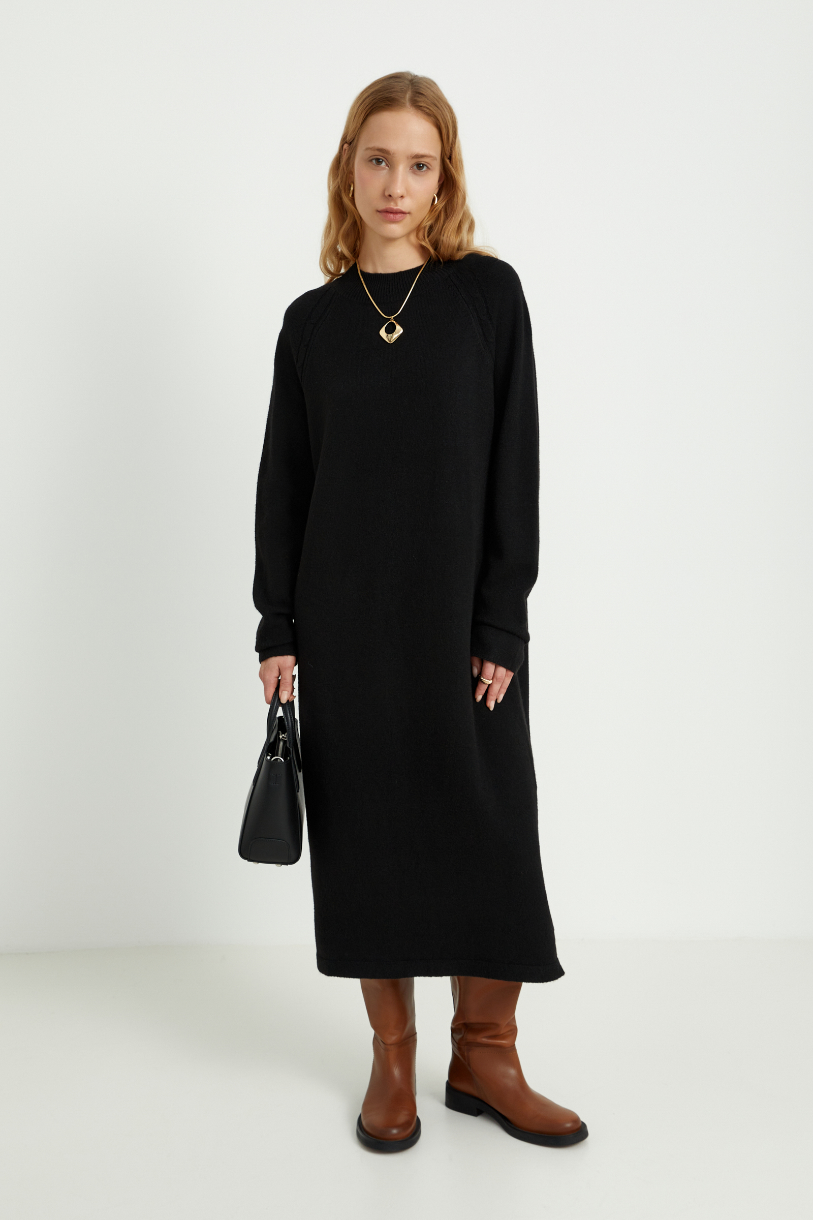 Вязаное платье с высокой горловиной свободного силуэта
