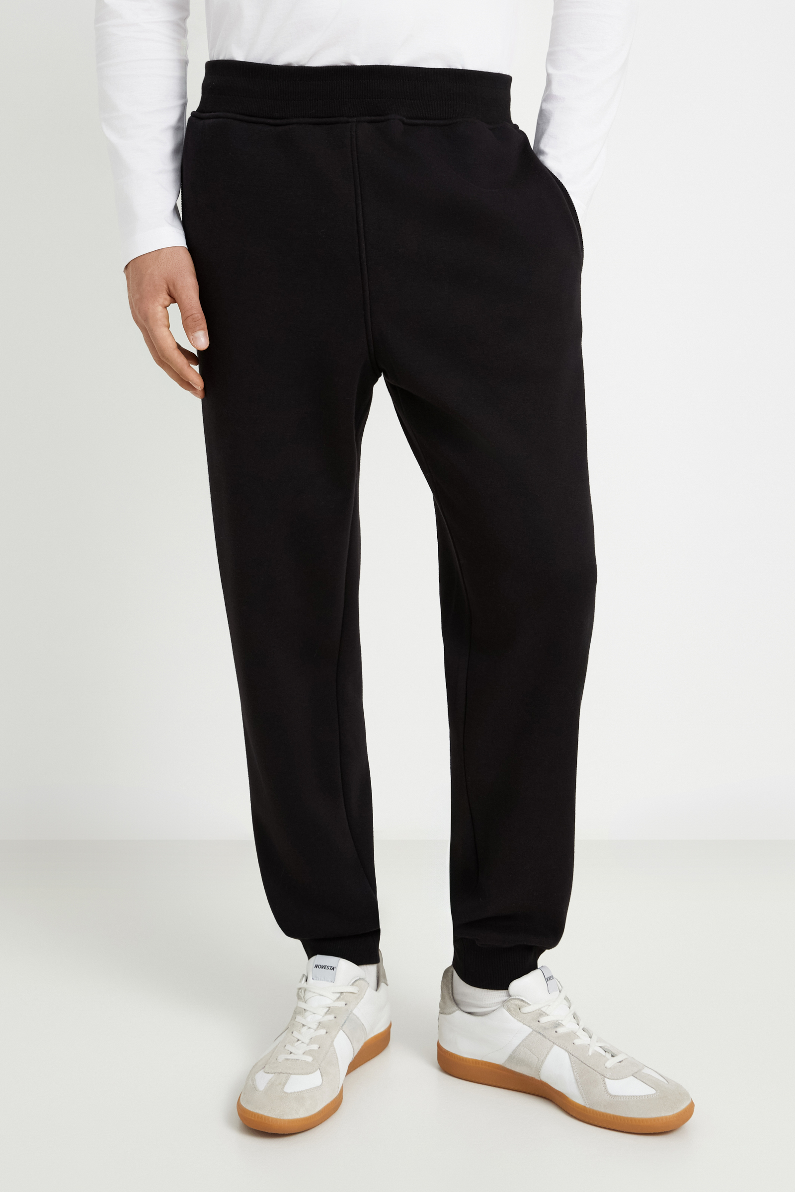 Спортивные брюки зауженного кроя на резинке