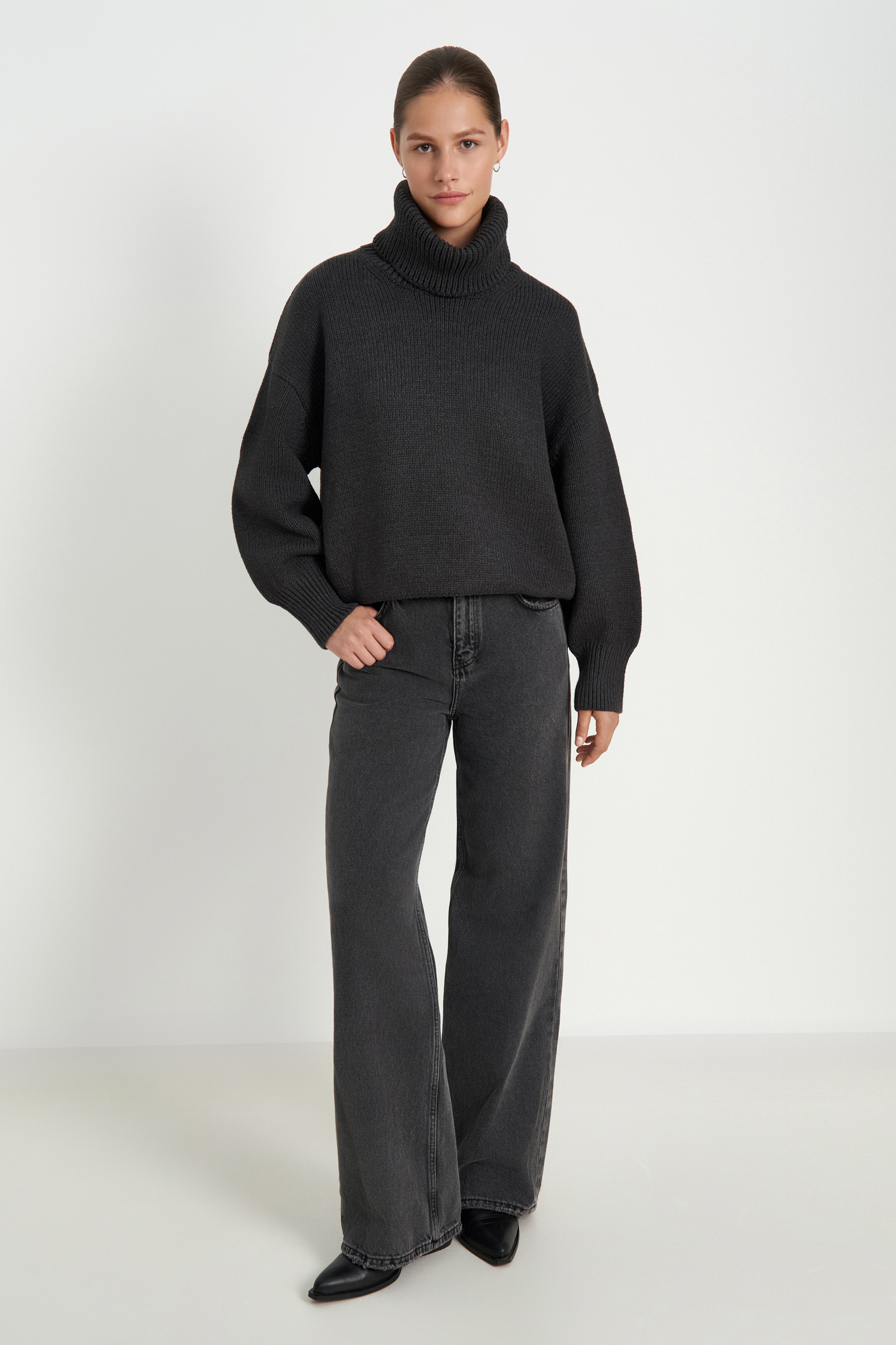 Джемпер с воротником-стойкой и объемными рукавами
