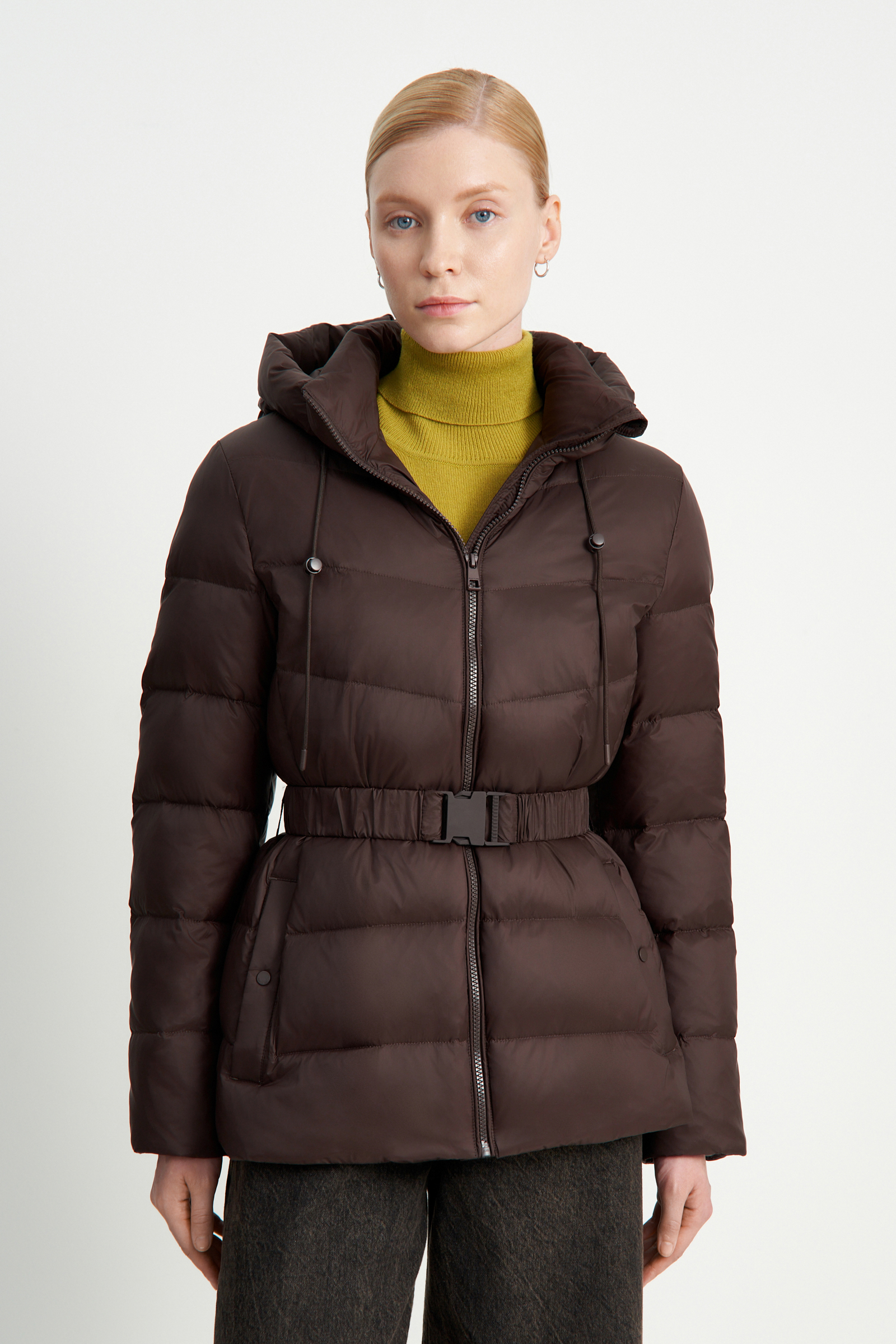 Пуховик женский Finn Flare с поясом, коричневый, арт. FWE11085