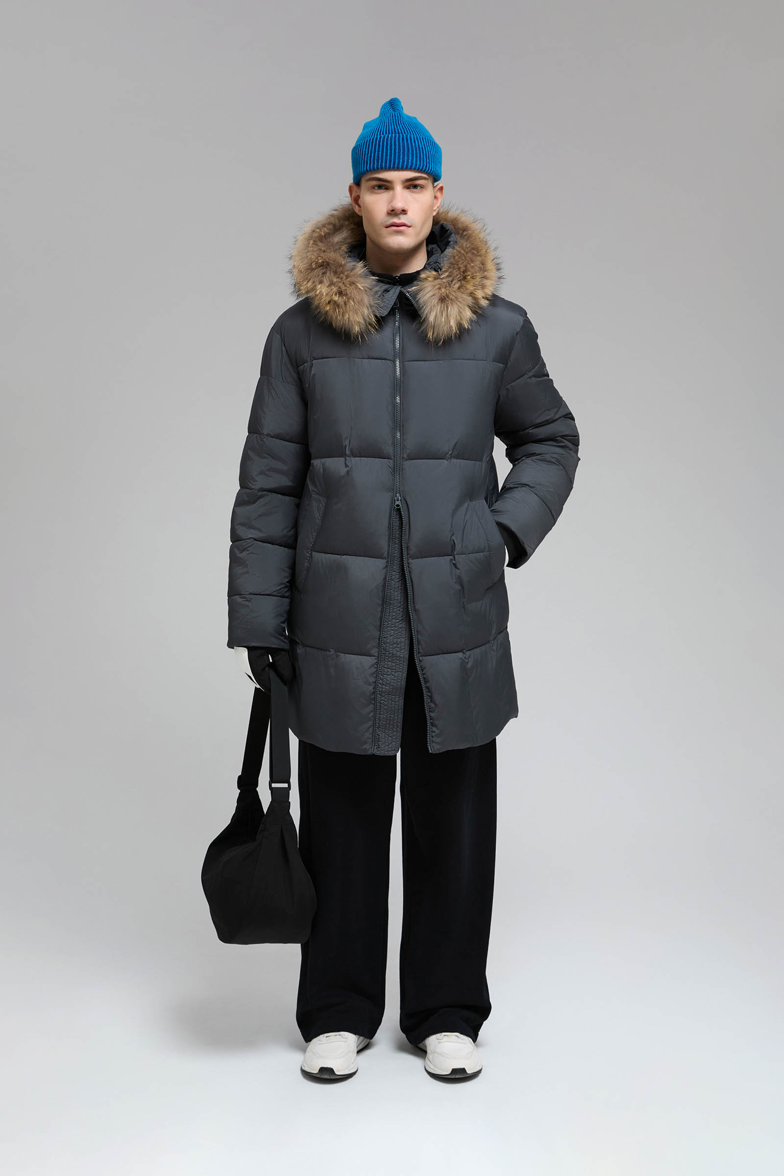 Стеганая куртка с капюшоном и меховой опушкой 25199₽