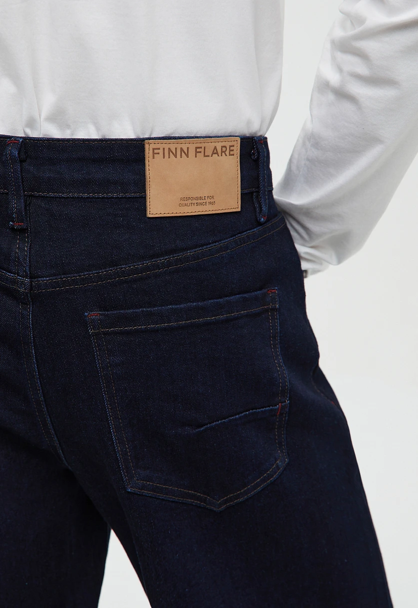 Джинсы tapered fit мужские Темно-cиний B21-25009Купить в интернет-магазине FINN FLARE, предосмотр фото №4 Джинсы tapered fit мужские, Модель B21-25009, Фото №4