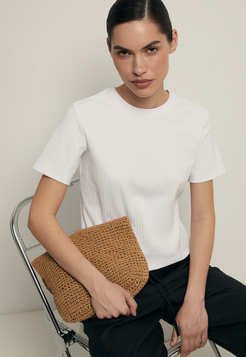 Приталенная футболка в рубчик