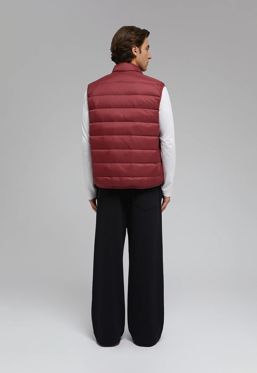 Стеганый пуховый жилет 376 cordovan BAS-20053Купить в интернет-магазине FINN FLARE, предосмотр фото №4 Стеганый пуховый жилет, Модель BAS-20053, Фото №4