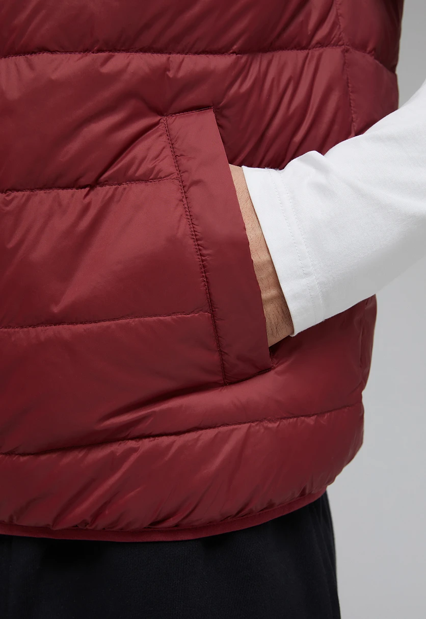Стеганый пуховый жилет 376 cordovan BAS-20053Купить в интернет-магазине FINN FLARE, предосмотр фото №6 Стеганый пуховый жилет, Модель BAS-20053, Фото №6