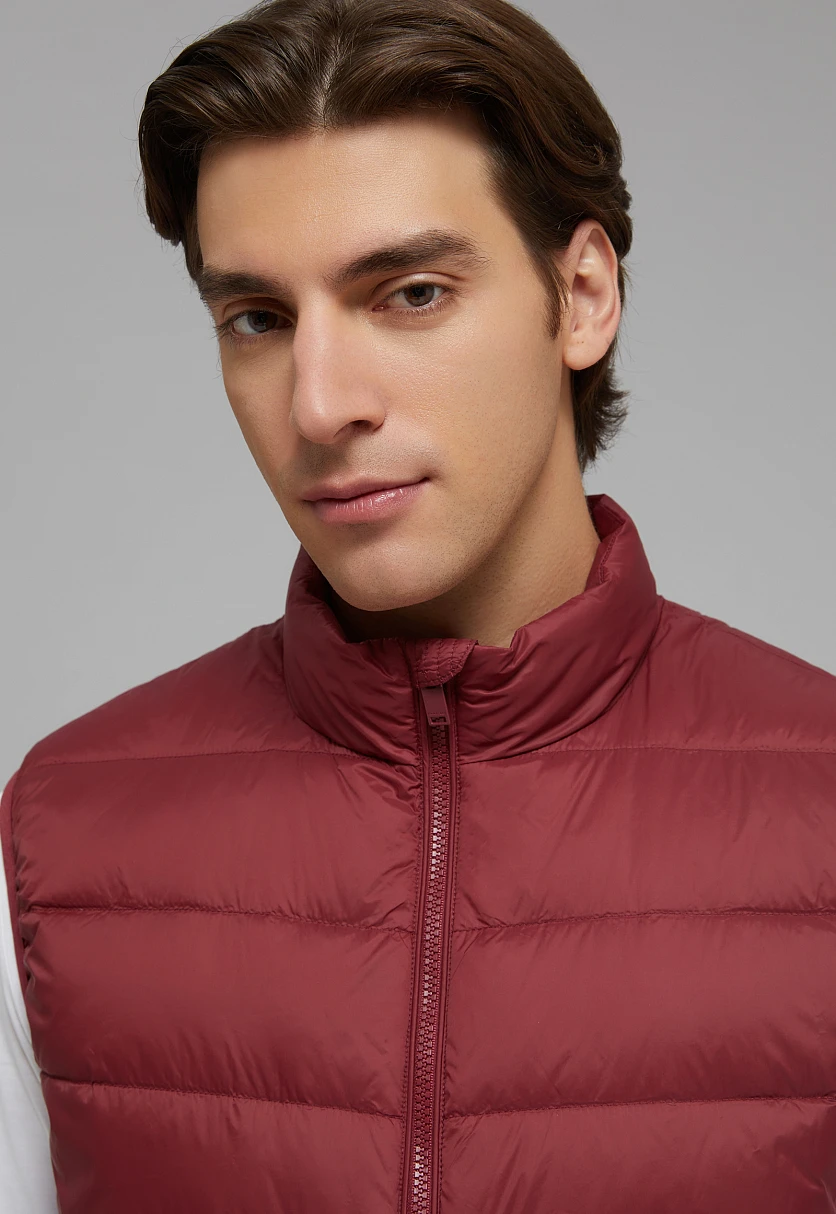 Стеганый пуховый жилет 376 cordovan BAS-20053Купить в интернет-магазине FINN FLARE, предосмотр фото №8 Стеганый пуховый жилет, Модель BAS-20053, Фото №8