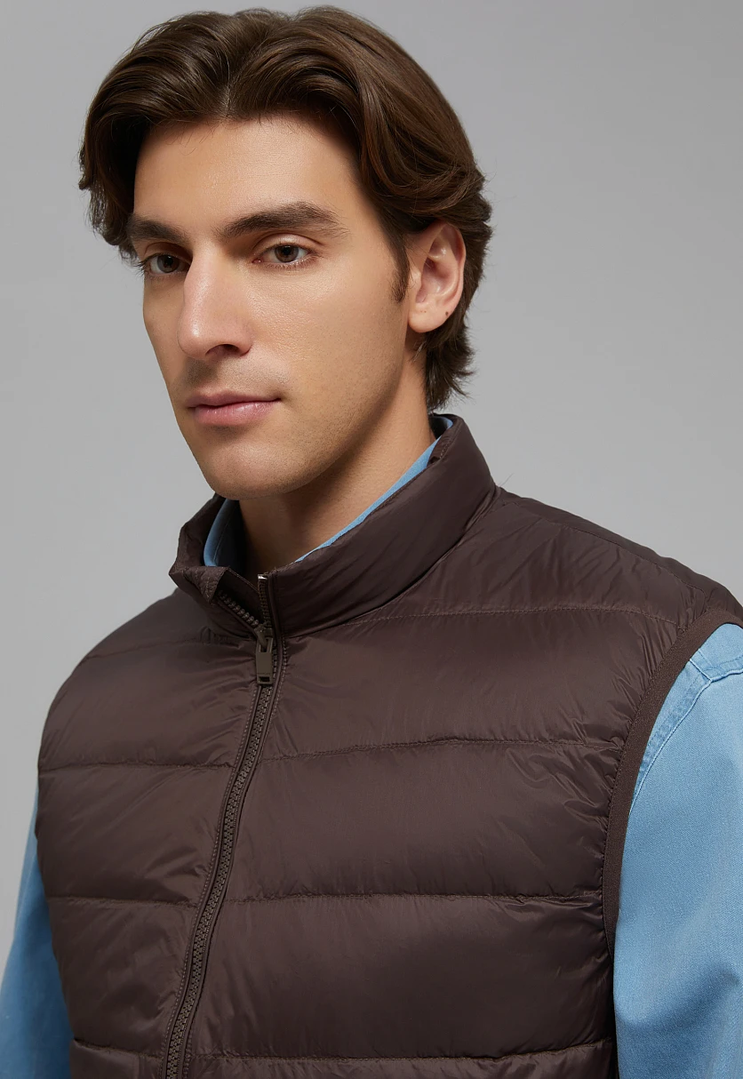 Стеганый пуховый жилет Темно-коричневый BAS-20053Купить в интернет-магазине FINN FLARE, предосмотр фото №8 Стеганый пуховый жилет, Модель BAS-20053, Фото №8