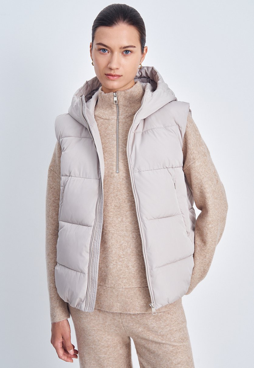 Утепленный жилет с капюшоном Утепленный жилет с капюшоном