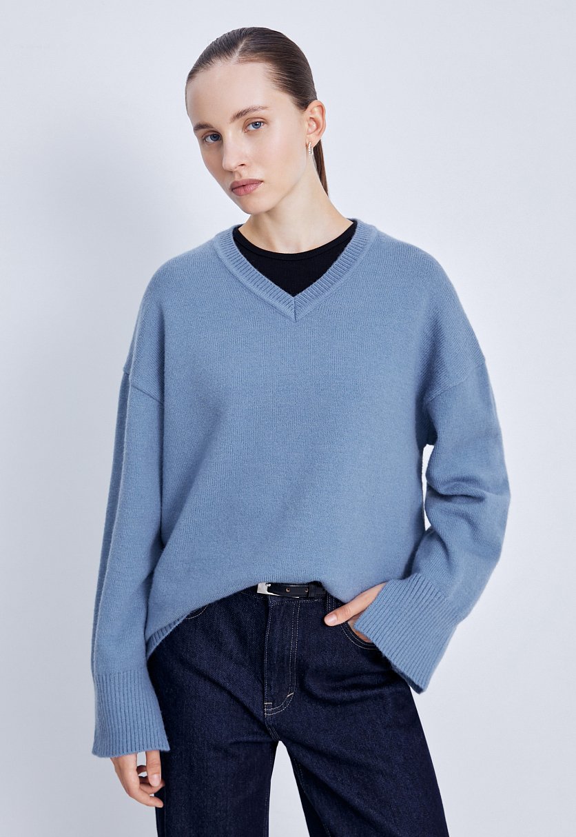 Джемпер с V-образной горловиной и широкими рукавами