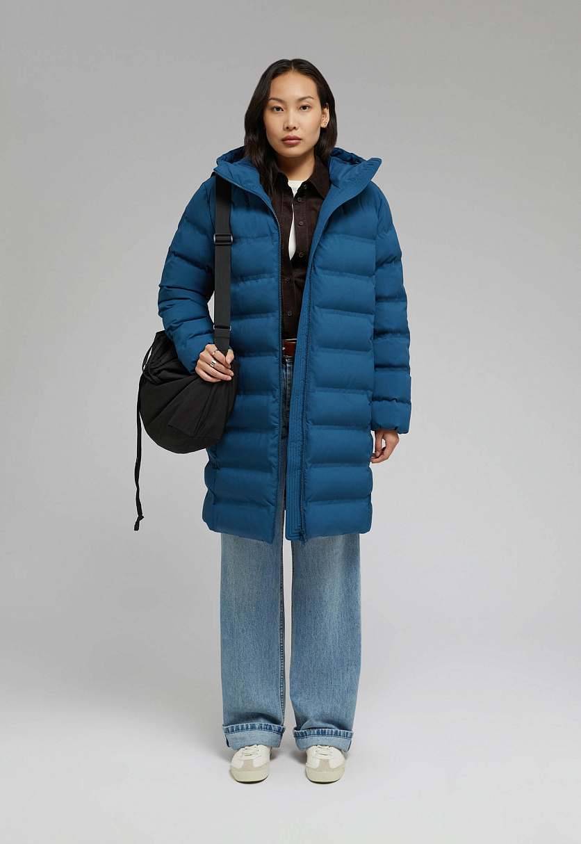 Утепленное пальто с капюшоном
