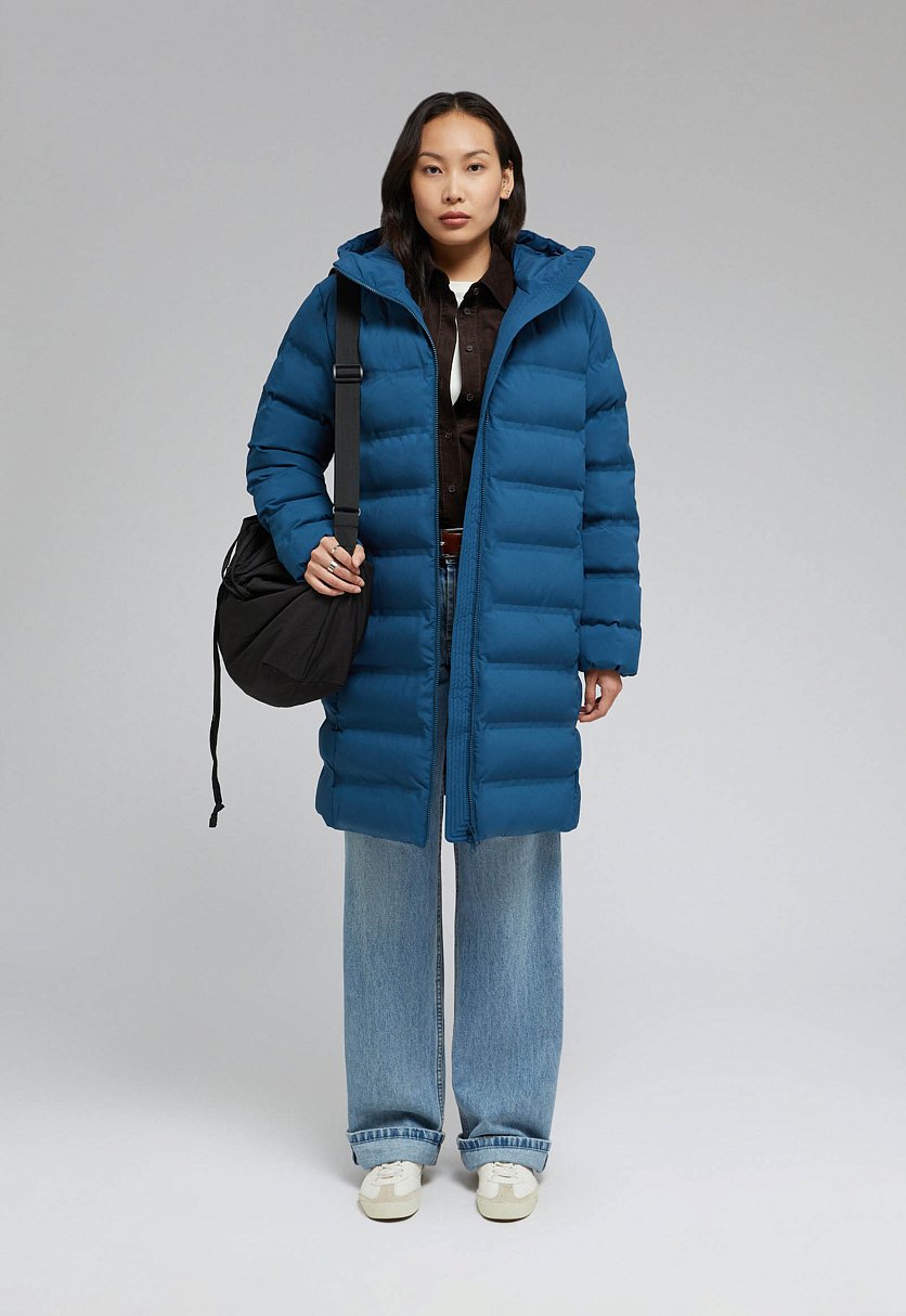 Утепленное пальто с капюшоном