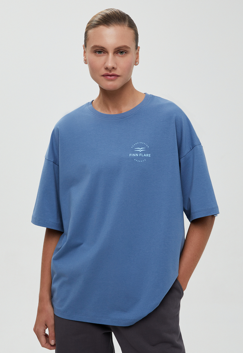 Оверсайз футболка со спущенным плечом