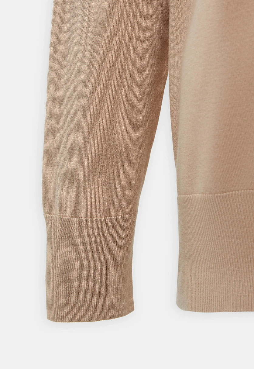 Джемпер с воротником-стойкой и спущенным плечом, Модель FBF11120, Фото №6