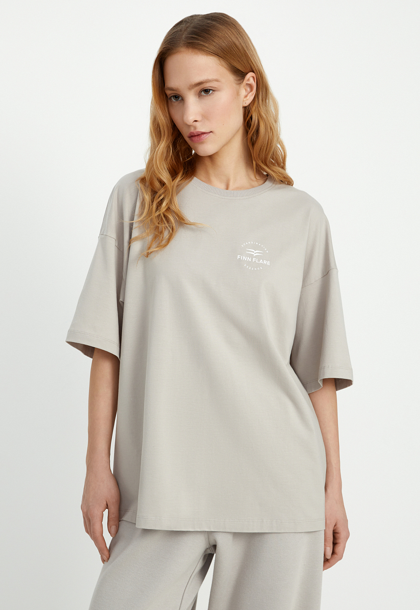 Оверсайз футболка со спущенным плечом