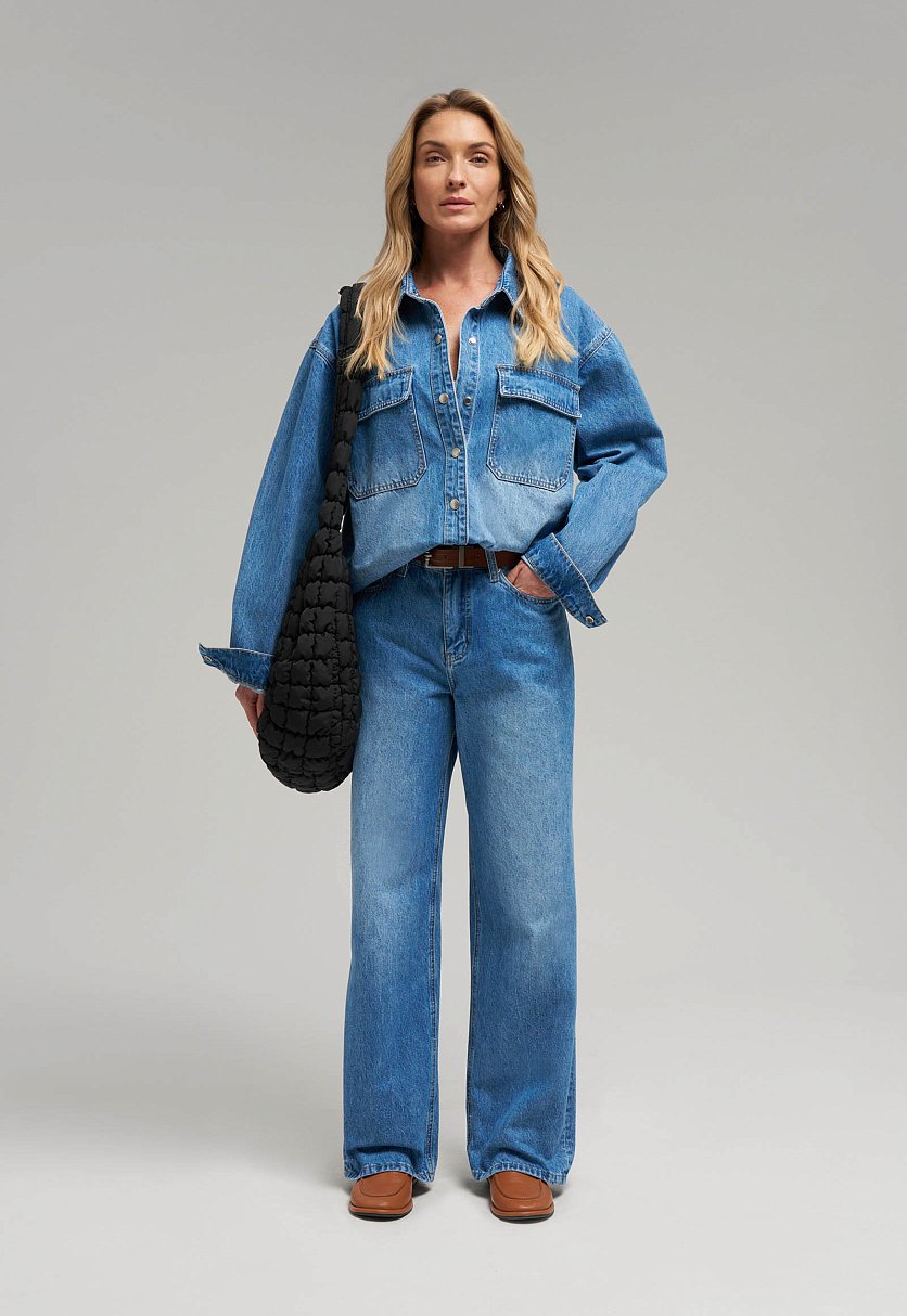 Джинсовая рубашка объемного кроя