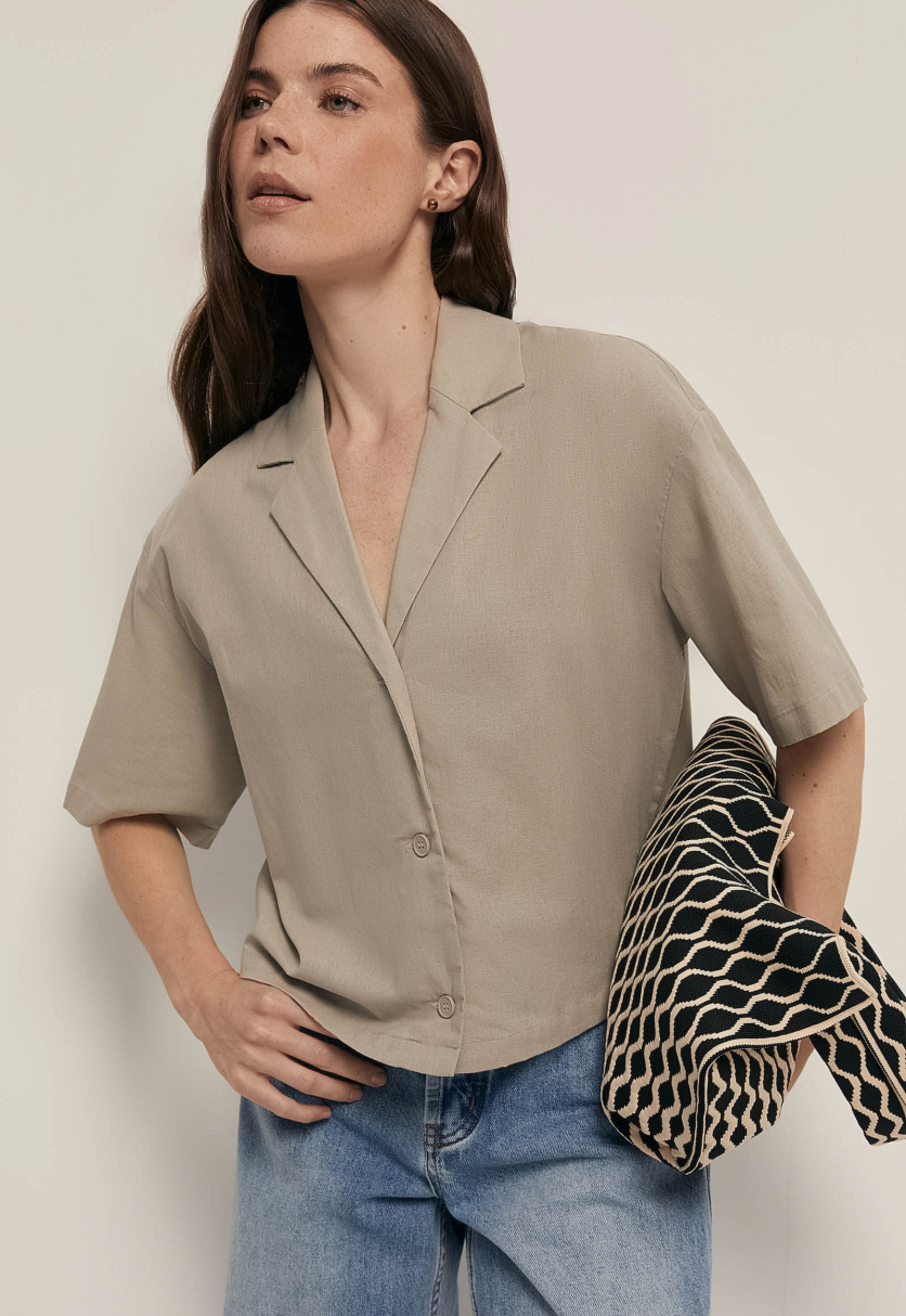 Укороченная блузка из хлопка и льна