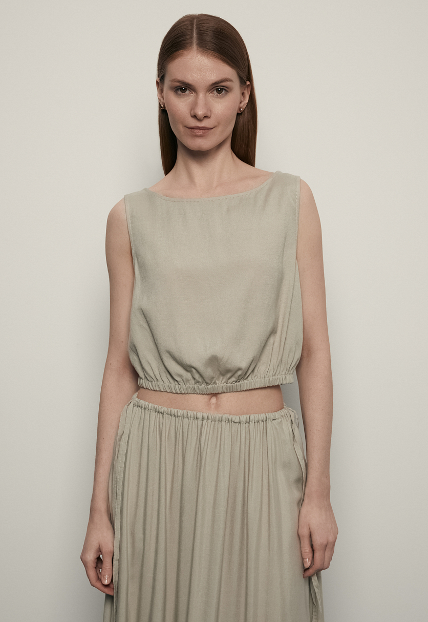 Укороченный топ без рукавов с резинкой по низу