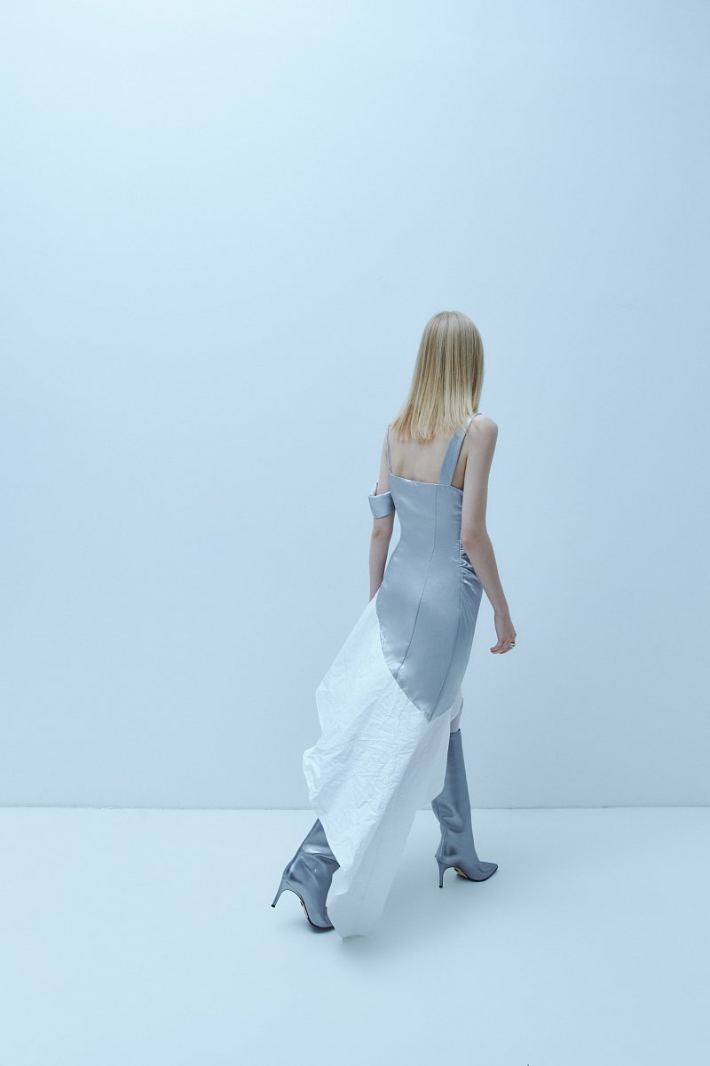Атласное платье с драпировкой из капсулы Карины Нигай, Модель FWD51006, Фото №4