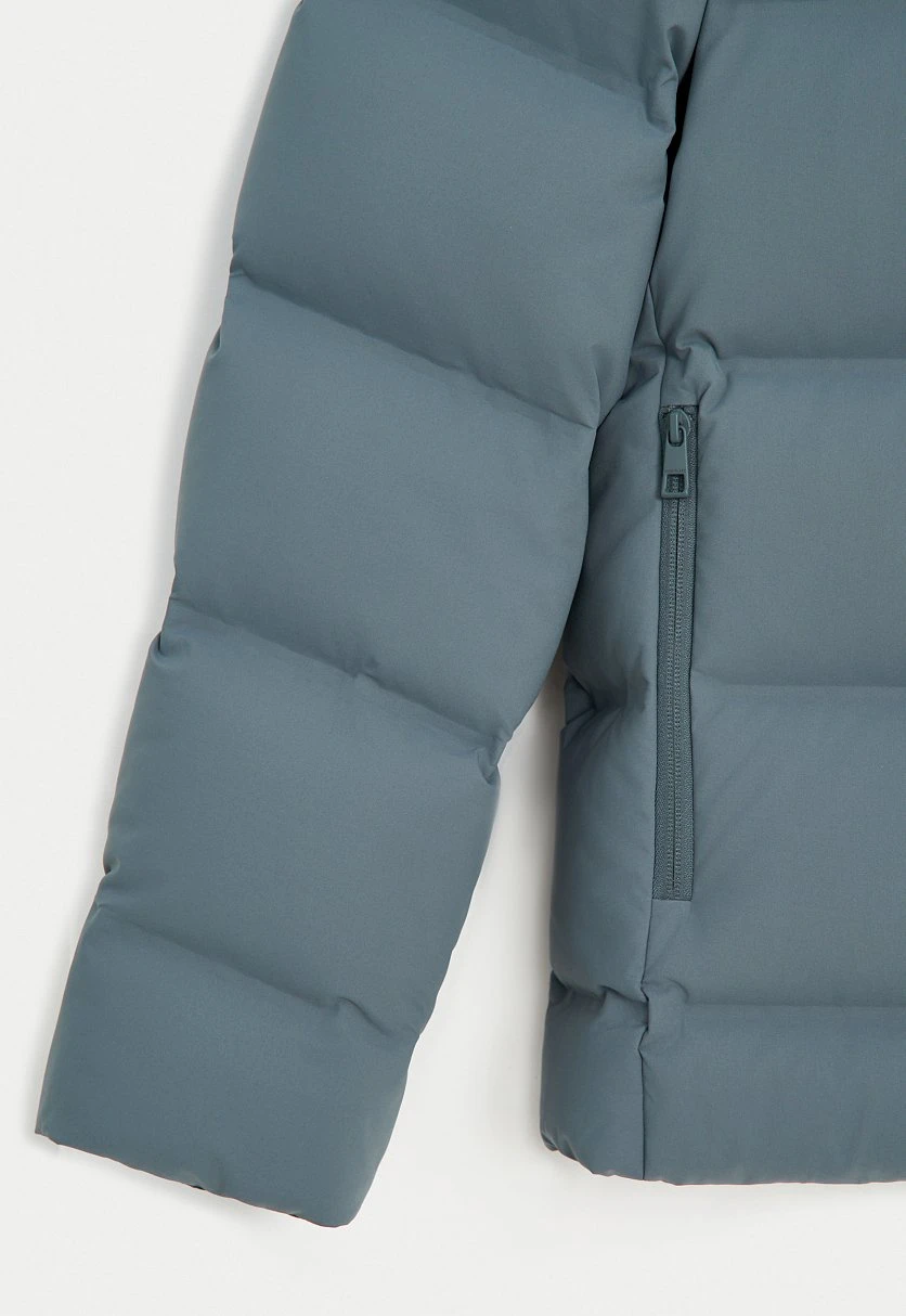 Пуховик с воротником-стойкой и капюшоном Серо-синий FWE21000Купить в интернет-магазине FINN FLARE, предосмотр фото №8 Пуховик с воротником-стойкой и капюшоном, Модель FWE21000, Фото №8
