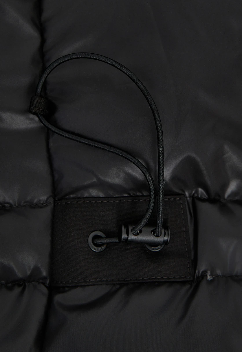Пуховое полупальто с накладными карманами и капюшоном Черный FWE21046Купить в интернет-магазине FINN FLARE, предосмотр фото №5 Пуховое полупальто с накладными карманами и капюшоном, Модель FWE21046, Фото №5