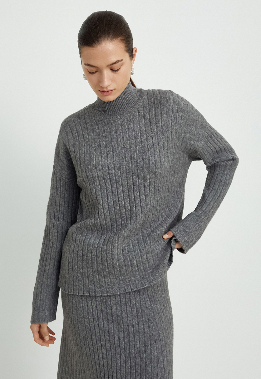 Джемпер свободного силуэта с воротником-стойкой