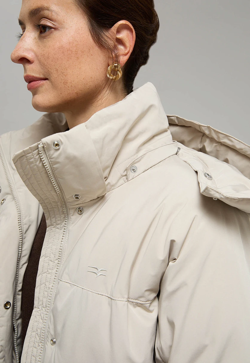 Утепленное стеганое пальто с капюшоном Серо-бежевый FWF11004Купить в интернет-магазине FINN FLARE, предосмотр фото №5 Утепленное стеганое пальто с капюшоном, Модель FWF11004, Фото №5